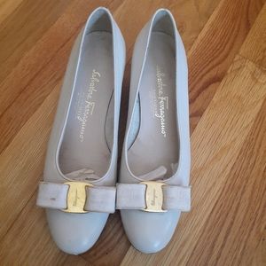 VINTAGE SALVATORE FERRAGAMO White Lillaz Bow Block Kitten heel Shoe Size 6.5 Fer